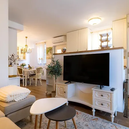 Apartment Garden Lounge *