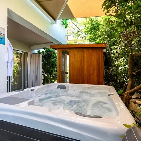 Garden Lounge Apartment