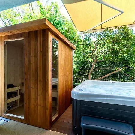 Garden Lounge Apartment