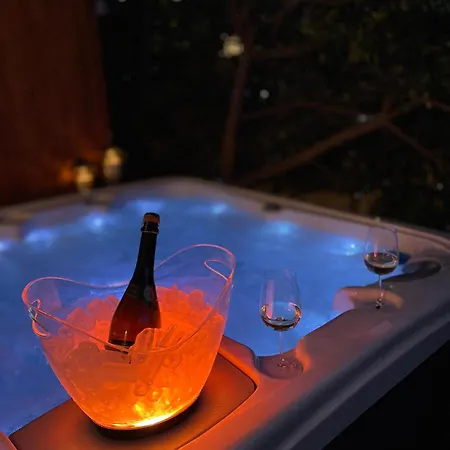 Garden Lounge *