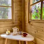 Garden Lounge *